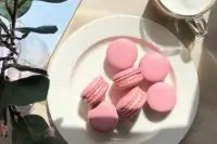 Макарон с начинкой из белого шоколада и ликера