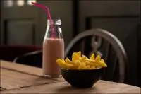 Томатный молочный коктейль и картофель фри с трюфельной солью