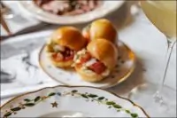 Буррата с соусом песто