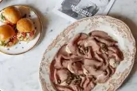 Вителло-тоннато с каперсами