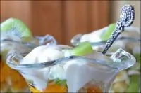 Фруктовый десерт с ликером