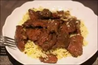 Ленивая говядина в луковом соусе