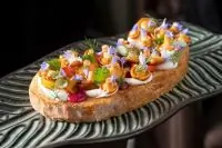 Брускетта с лисичками, томатами и страчателлой