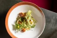 Лисички с картофельным пюре и молодым сельдереем