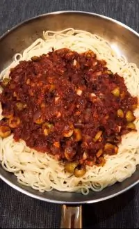 Паста арабьята с колбасой и оливками