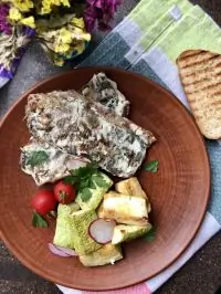 Караси в сметане с малосольными кабачками