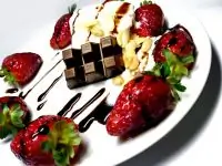 Карамельное мороженое с кусочками шоколада и спелой клубники