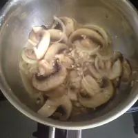 Грибной суп на бульоне из индейки с чесноком и зеленью