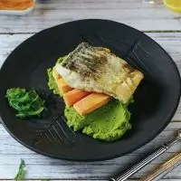 Жареный чир с гороховым пюре