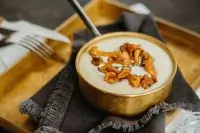 Картофельное пюре с лисичками с мускатным орехом