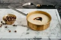 Картофельное пюре с соусом демигляс