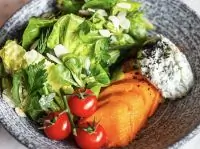 Салат с запеченным бататом и дзадзыки