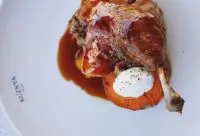 Утиная ножка конфи c запеченным бататом и капонатой