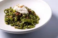 Шпинателле со страчателлой, вялеными томатами и соусом песто