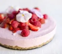 Диетический кокосовый чизкейк с малиной