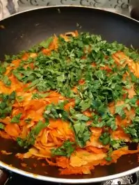 Тушеная капуста с морковью и луком по-домашнему