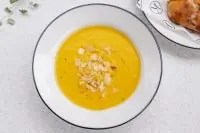 Тыквенный суп с кокосом и миндалем