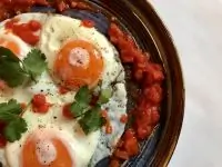 Яичница с томатным соусом