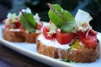 Брускетта с крабом, сыром страчателла и томатами