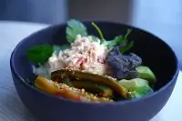 Поке с крабом, яйцом пашот и битыми огурцами