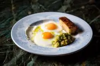 Картофельный гратен со сладким кремом из авокадо и яичницей