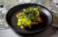 Безглютеновые вафли с авокадо и яйцом пашот