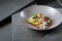 Авокадо гриль с киноа и помело