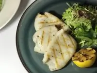 Кальмар на гриле с чесночным маслом, черри и салатом