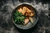 Кальмар в темпуре с зеленым салатом