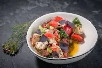 Салат с кальмарами, киноа и грейпфрутом