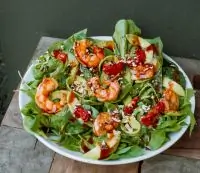 Большой зеленый салат с креветками, авокадо и шиитаке