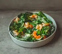 Салат с креветками, кукурузой и салатом чука