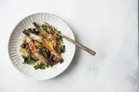 Салат с креветками, кускусом и маслом с куркумой