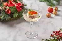 Салат с креветками, крабом и желе из шампанского