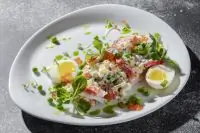 Оливье с раковыми шейками и крабом