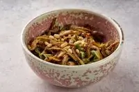 Теплый салат с грибами, шпинатом и ореховым соусом