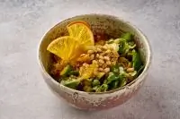 Теплый салат с киноа, печеной тыквой и апельсином