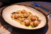 Осетр по-строгановски с картофельными крокетами