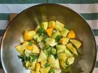 Кабачки, тушенные с чесноком и кориандром