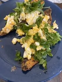 Запеченный батат со скрэмблом