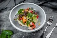 Креветки с папайей, арбузом и кремом из арахиса