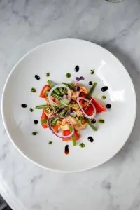 Креветки с кенийской фасолью и томатами