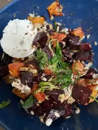 Теплый салат с козьим сыром