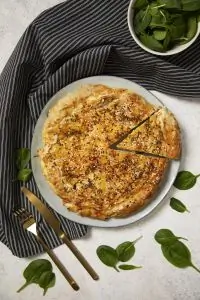 Пирог из теста фило с фетой, творогом и шпинатом