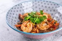 Лапша на воке с креветками, водорослями и китайским салатом