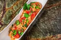 Лапша удон с крабом и соусом кимчи