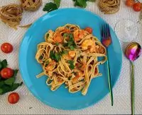 Тальятелле в томатном соусе с креветками