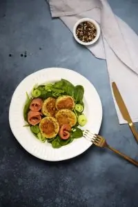 Чесночные сырники со шпинатом