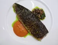 Жженая скумбрия с кокосово-перечным соусом и тартаром из маринованных груздей