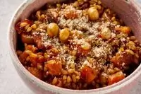 Салат из полбы с тыквой, нутом и кедровыми орехами